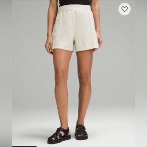 NWT Lululemon Stretch Woven Relaxed-Fit High-Rise Shorts size SMALL color BONE